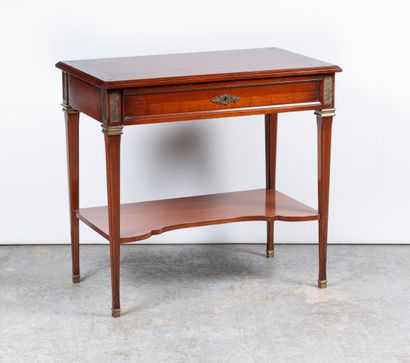 Style Louis XVI, fin du XXème siècle. Table bureau rectangulaire en bois teinté acajou,...