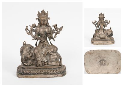 TIBET, XIXème-XXème siècles Statuette en métal patiné argenté de bodhisattva assis...