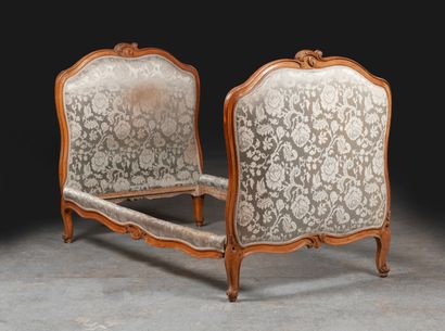 Style Louis XV, XIXème siècle Lit à deux chevets égaux en bois naturel mouluré, aux...