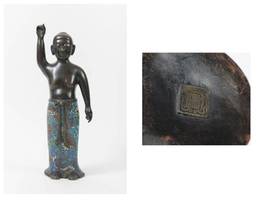 Chine, vers 1900-1920 Monk, with his arm outstretched to the sky. 

Bronze and cloisonné...