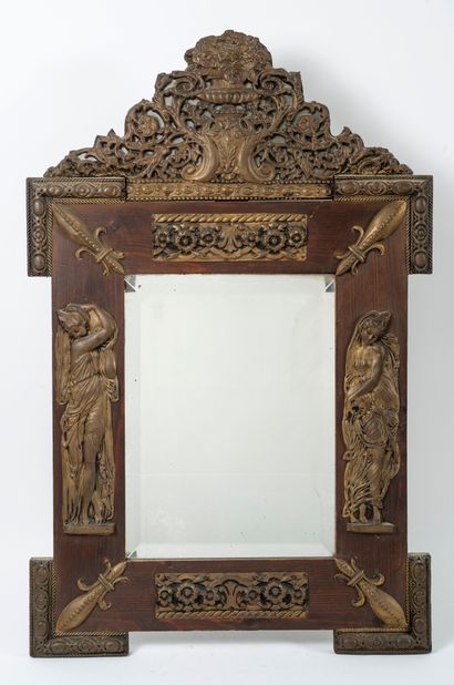Fin du XIXème siècle Miroir rectangulaire à fronton en bois et métal, sommé d'un...