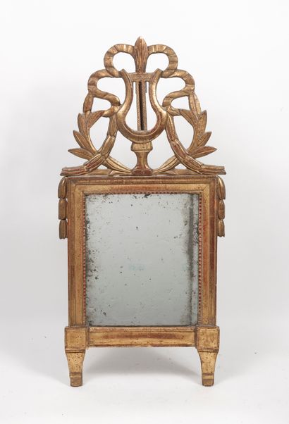 Style Louis XVI, XIXème siècle Rectangular gilded and carved wood mirror with an...