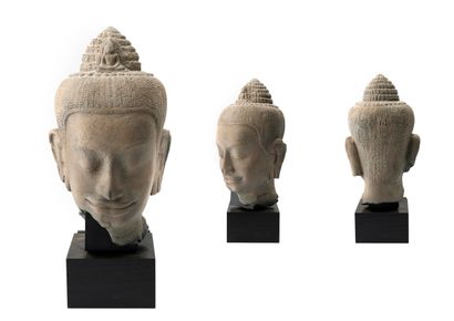 CAMBODGE, Style KHMER Buddha head.

Reconstituted stone casting.

Soclée.

H. head:...