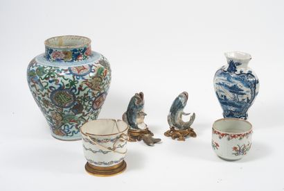 JAPON, Arita, XVIIème-XVIIIème siècles Deux carpes sortant des flots formant vases...