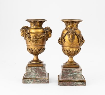 Style Louis XVI, seconde moitié du XIXème siècle - Pair of small ovoid vases on square...
