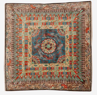 null Lot deux tapis en laine et soie : 

- L'un à décor multicolore géométrique et...