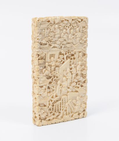 Chine, vers 1880-1900 Card case in ivory (Elephantidae spp; > 20%) carved with figures...