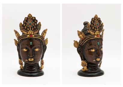 TIBET, XXème siècle Tête de Bouddha au chignon et au diadème en bronze patiné et...