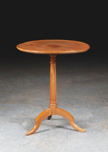 Style Louis XVI, XIXème siècle. Solid mahogany and veneered pedestal table with fluted...