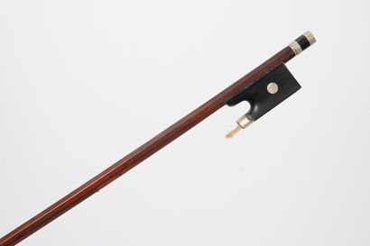 null Violin bow of 51 g. in pernambuco wood of the German school around 1950 in all...