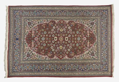 TURQUIE, XXème siècle. Cotton wool carpet. 

176 x 123 cm. 

Some threads pulled...