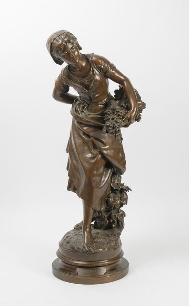 D'après Mathurin MOREAU (1822-1912) La grappilleuse. 

Epreuve en bronze à patine...