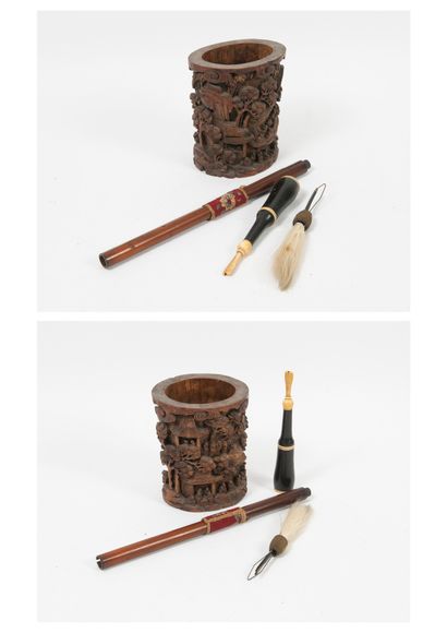 ASIE, XIXème-XXème siècles - Pot à pinceau "Bitong" en bambou sculpté de scènes de...