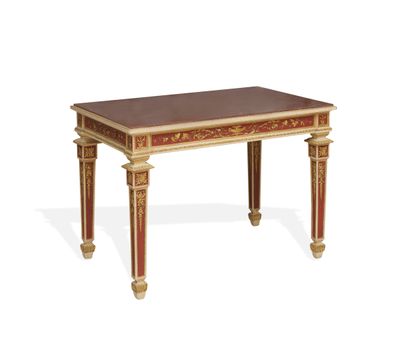 ITALIE, vers 1900-1920 Table de milieu rectangulaire en bois mouluré, laqué crème,...