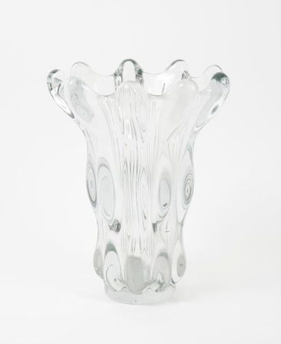 Dans le goût de DAUM, vers 1960-1970 Vase en cristal moulé à pans mouvementés et...