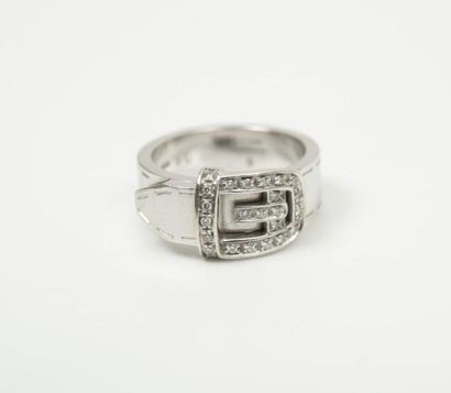 GUCCI Jolie bague en or gris (750) à motif d'une ceinture, la boucle ardillon et...