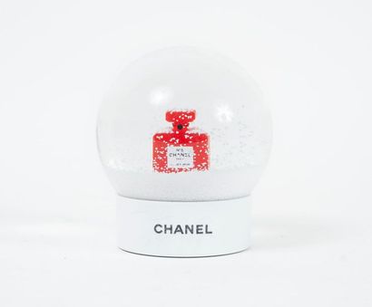 CHANEL Presse-papier façon boule à neige à motif sous globe d'un flacon Chanel n°5...