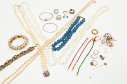 null Lot de bijoux fantaisie divers comprenant notamment bracelets, colliers, clips...