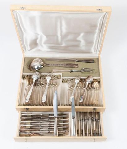 Vers 1940-1950 Partie de ménagère en métal argenté, modèle à spatule rectangulaire,...