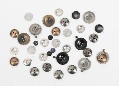 CHRISTIAN DIOR Lot de boutons divers en métal et métal patiné.
Usures et rayures...
