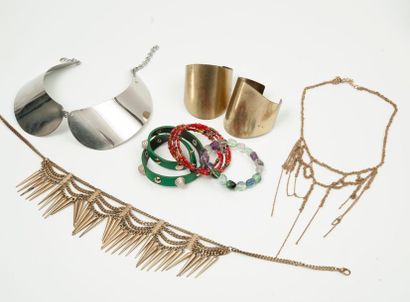 null Lot de bijoux fantaisie dont colliers, bracelets en métal, métal doré, perles...