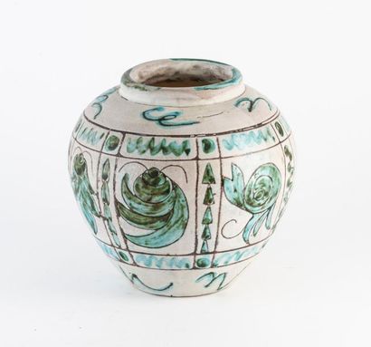MASSIER, VALLAURIS Vase boule.
En céramique émaillée à décor de feuillages stylisés...