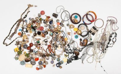 null Lot de bijoux de fantaisie en métal, bois et résine dont collier, bracelets,...