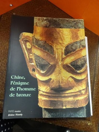 THOTE Alain, Chine, l'énigme de l'homme en bronze. 
Editions Findakly, Suilly-La-tour,...