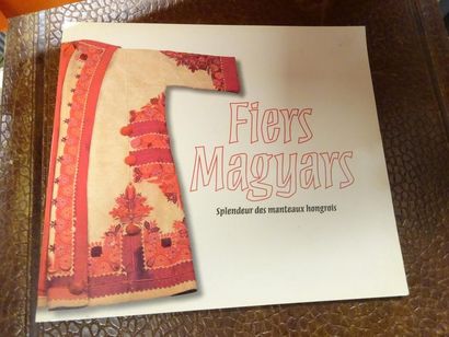 null Fiers Magyars. Splendeur des manteaux hongrois. 
1 vol. in-8, broché. 
Etat...