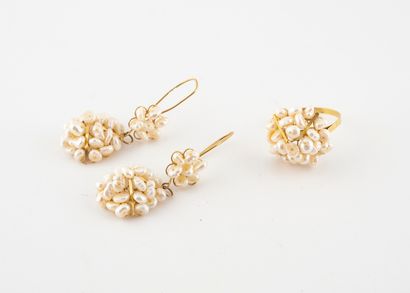 null Bague et paire pendants d'oreilles en or jaune (750) ornés de petites perles...