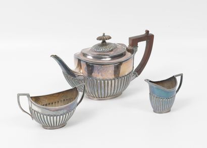 H.J. LINTON, Paris Théière, sucrier et pot à lait sur talon en métal argenté à décor...