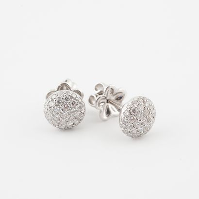 null Paire de puces d'oreilles en or gris (750) de forme boule, pavés de petits diamants...