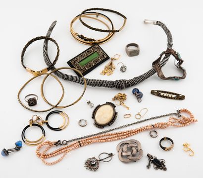 null Petit lot de bijoux de fantaisie divers dont bracelets, colliers... 

Usures,...