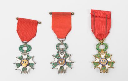 FRANCE, Ordre de la Légion d'honneur.

- Deux étoiles de chevalier en argent (800),...