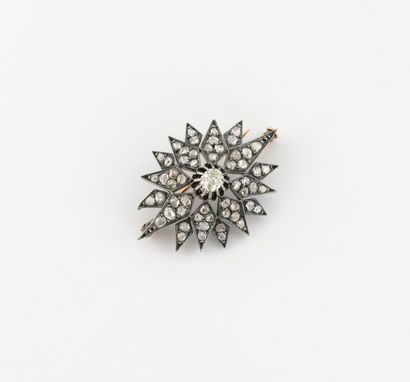 null Broche étoile en or jaune (750) et argent (min. 800) centrée d'un diamant de...