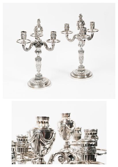 Style Louis XVI, début du XXème siècle Paire de candélabres en bronze argenté formés...