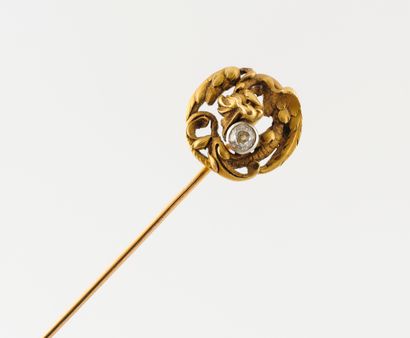 null Tie neck pin in yellow gold (750), decorated with a chimera and an antique cut...