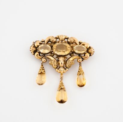 Yellow gold brooch (750) formed of a cartouche...