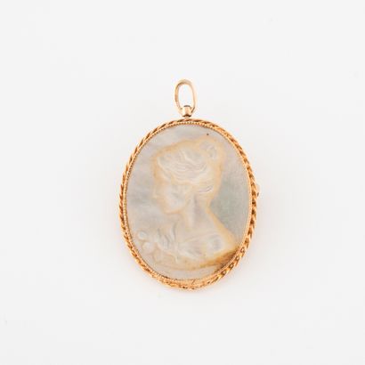 Yellow gold pendant brooch (585) holding...