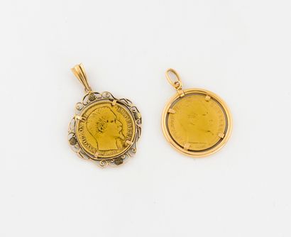 France Lot de deux pendentifs en or jaune (750) retenant deux pièces de 20 francs...