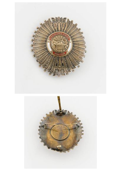PÉROU Ordre du Mérite pour services distingués (1950).

Plaque de Commandeur en argent...
