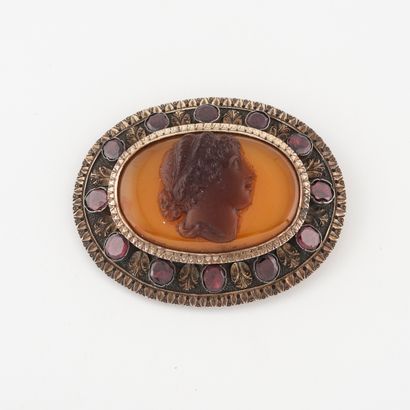 null Broche de forme ovale en argent (800), centrée d'un camée sur verre brun orangé...