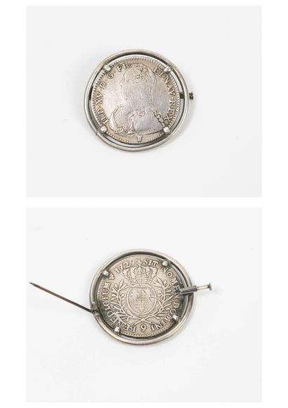 France Pendentif en argent (min. 800) retenant un écu d'argent Louis XV. 

Epingle...