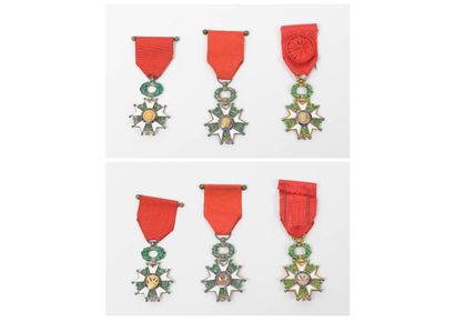 FRANCE, Ordre de la Légion d'honneur.

- Deux étoiles de chevalier en argent (800),...