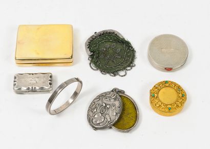 Lot de petits objets de vitrine comprenant : - Boîte à pilule en argent (800), de...