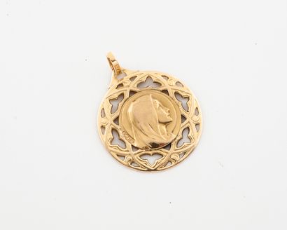 null Hollow yellow gold religious medal (750), centred on the Virgin's profile, openworked...