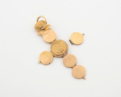 Début du XIXème siècle. Pendant cross in yellow gold (750) made of plain discs and...