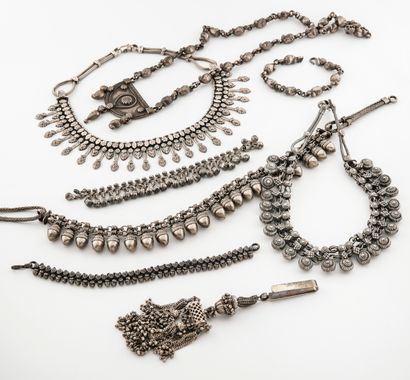 null Lot de bijoux ethniques en métal argenté comprenant 4 colliers, 3 bracelets...