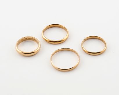 Set of 4 yellow gold wedding rings. 
Total...