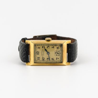 B & B JUPITER, Montre-bracelet chronomètre en or jaune (750). 
Boîtier carré bombé,...